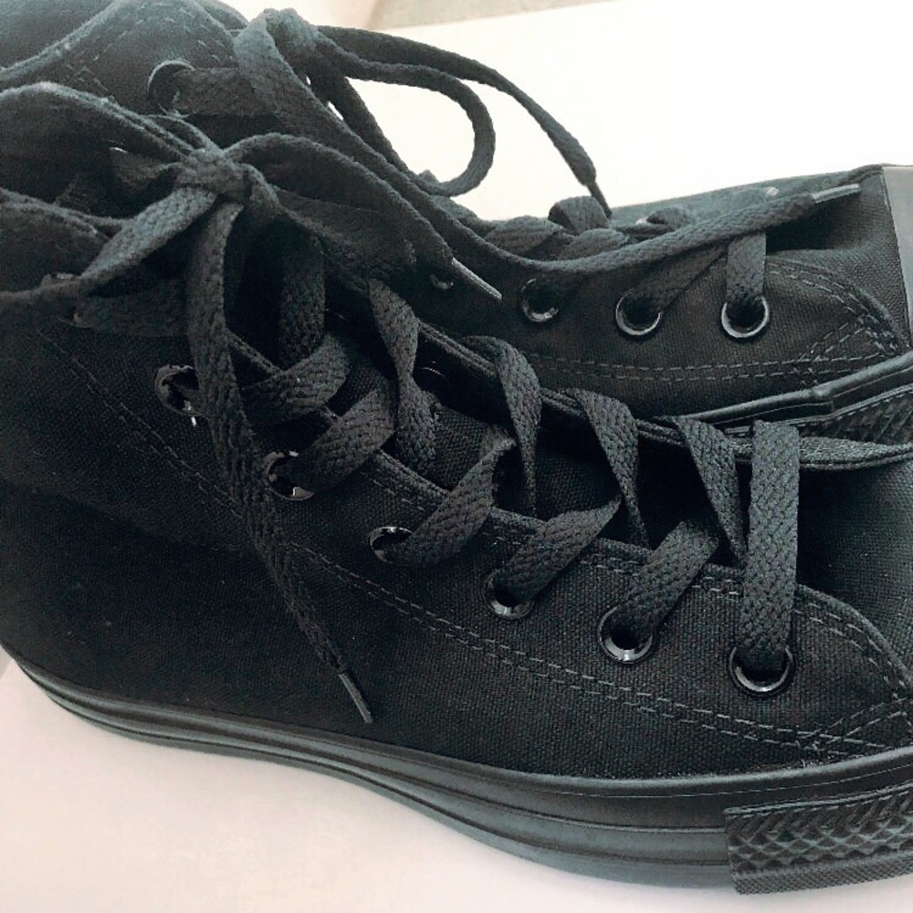 Plain black high top converse in 7.5’in woman’s